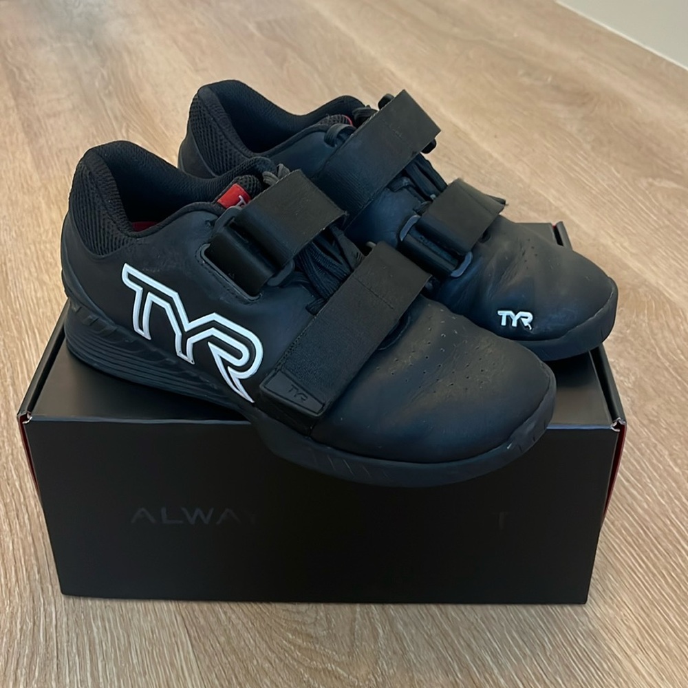 TYR Lifter L-1 size 6.5mens/8 women Black